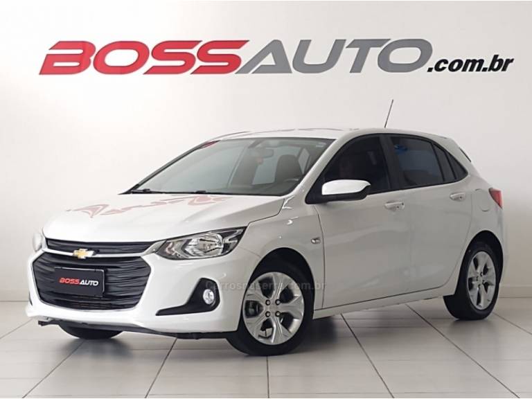 CHEVROLET - ONIX - 2022/2023 - Branca - R$ 87.900,00