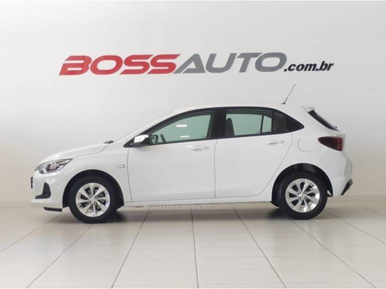 CHEVROLET - ONIX - 2022/2023 - Branca - R$ 76.900,00