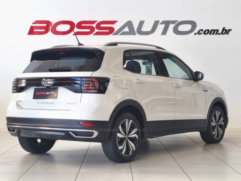 VOLKSWAGEN - T-CROSS - 2022/2023 - Branca - R$ 129.500,00