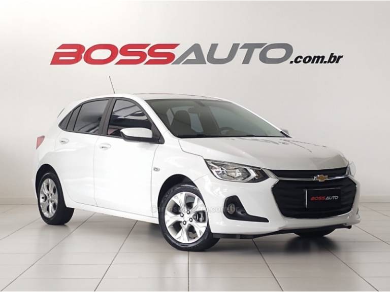 CHEVROLET - ONIX - 2022/2023 - Branca - R$ 87.900,00