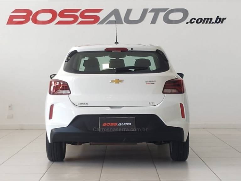 CHEVROLET - ONIX - 2022/2023 - Branca - R$ 76.900,00