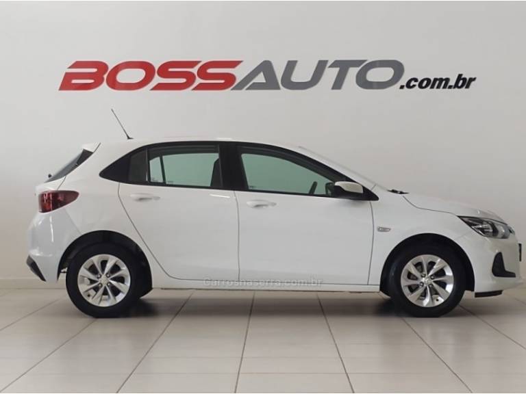 CHEVROLET - ONIX - 2022/2023 - Branca - R$ 76.900,00