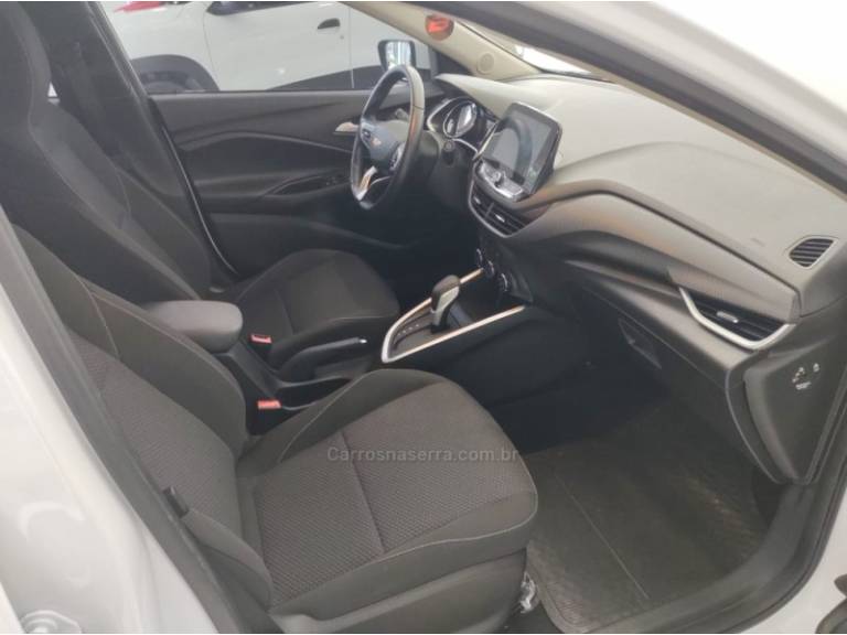 CHEVROLET - ONIX - 2022/2023 - Branca - R$ 87.900,00