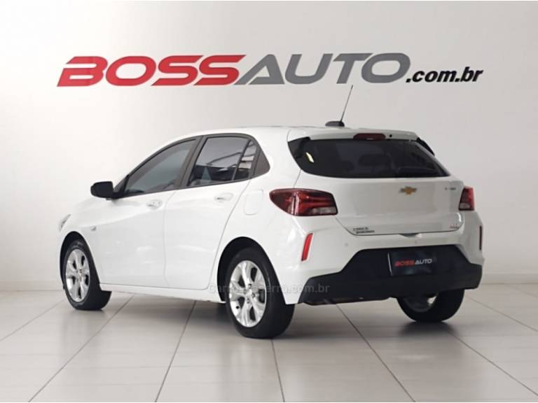 CHEVROLET - ONIX - 2022/2023 - Branca - R$ 87.900,00