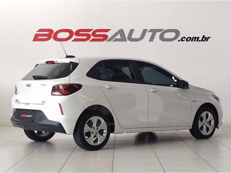 CHEVROLET - ONIX - 2022/2023 - Branca - R$ 87.900,00