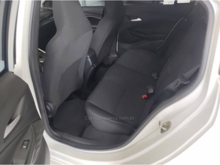 CHEVROLET - ONIX - 2022/2023 - Branca - R$ 87.900,00