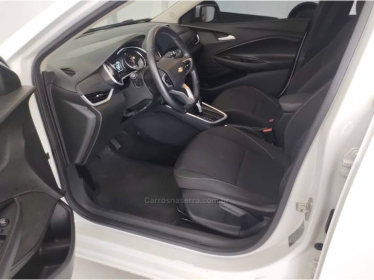 CHEVROLET - ONIX - 2022/2023 - Branca - R$ 87.900,00