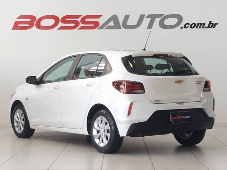 CHEVROLET - ONIX - 2022/2023 - Branca - R$ 76.900,00