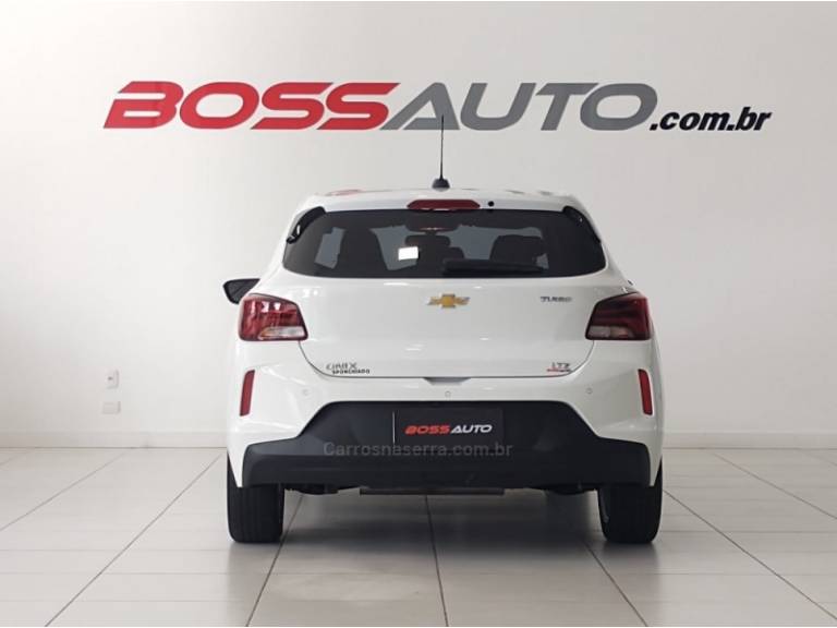 CHEVROLET - ONIX - 2022/2023 - Branca - R$ 87.900,00