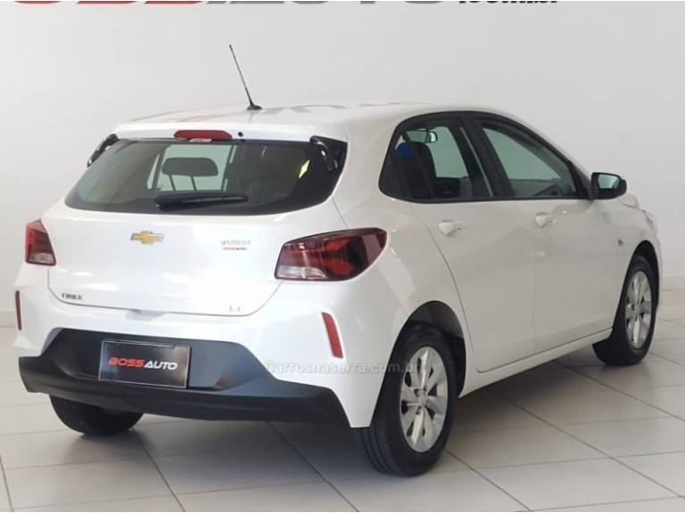 CHEVROLET - ONIX - 2022/2023 - Branca - R$ 76.900,00