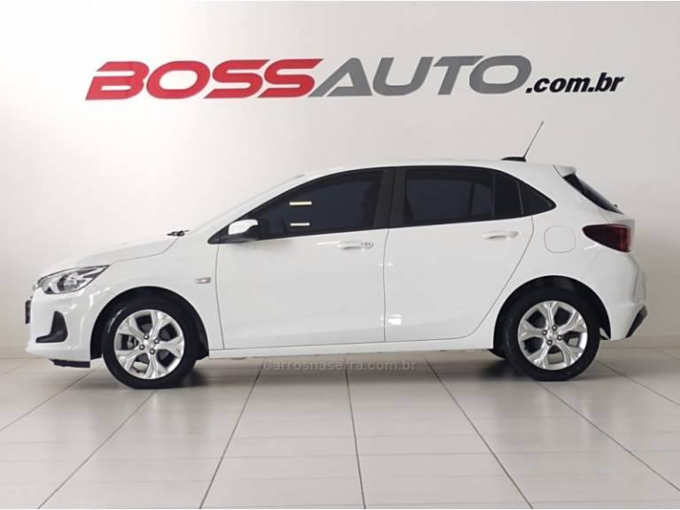 CHEVROLET - ONIX - 2022/2023 - Branca - R$ 87.900,00