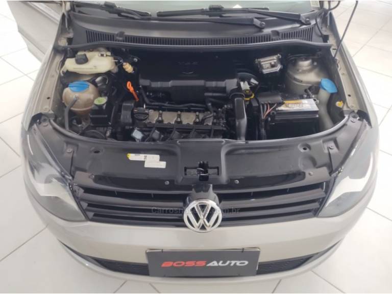 VOLKSWAGEN - FOX - 2013/2014 - Prata - R$ 38.700,00