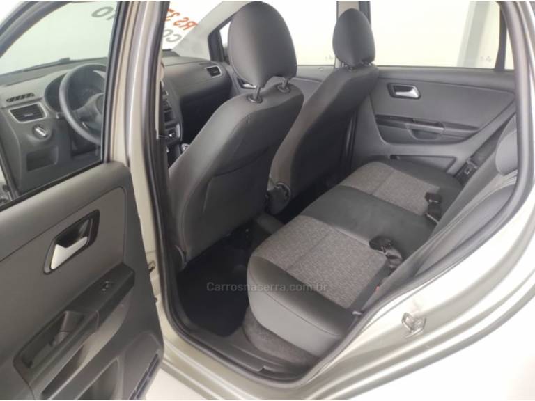 VOLKSWAGEN - FOX - 2013/2014 - Prata - R$ 38.700,00
