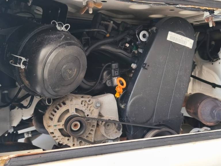 VOLKSWAGEN - KOMBI - 2011/2012 - Branca - R$ 42.500,00