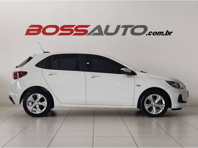 CHEVROLET - ONIX - 2022/2023 - Branca - R$ 87.900,00