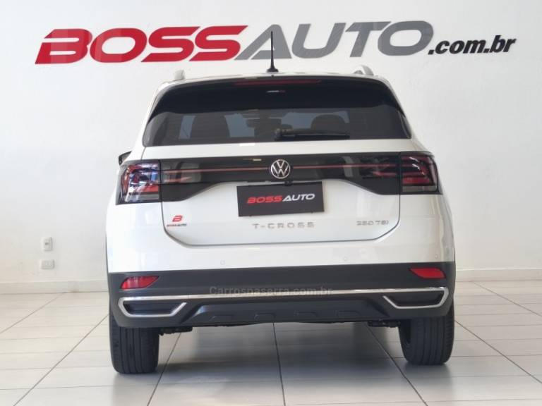 VOLKSWAGEN - T-CROSS - 2022/2023 - Branca - R$ 129.500,00