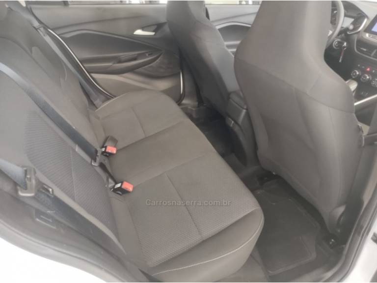 CHEVROLET - ONIX - 2022/2023 - Branca - R$ 76.900,00