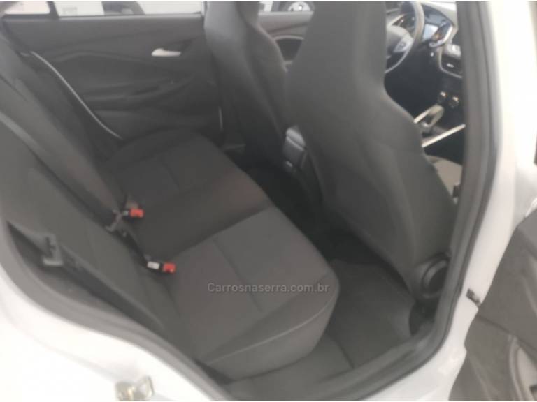 CHEVROLET - ONIX - 2022/2023 - Branca - R$ 87.900,00